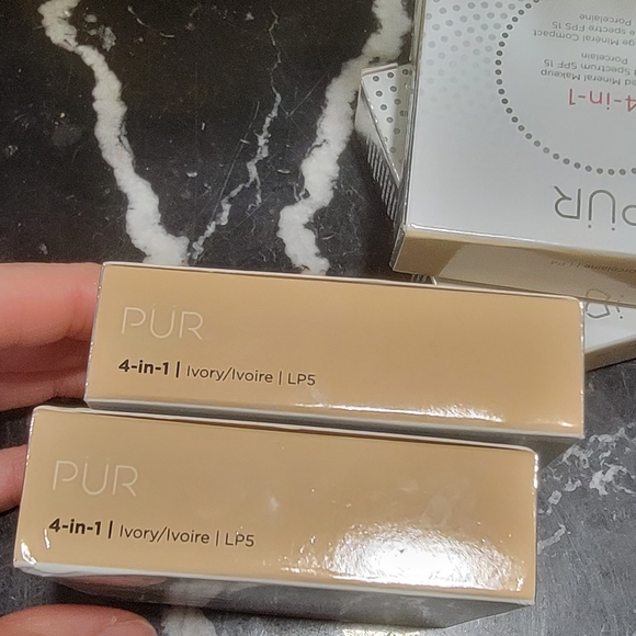 Pur Pressed Powder Foundation - Picture 2 of 2